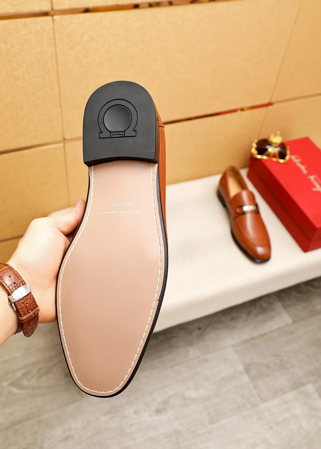 Men's shoes 💰462 💐 Product trademark: Ferragamo "Ferragamo" casual leather shoes Regular size: 38-44 (45.46.47🉑️Customized) Product materials: Selected imported pebbled cowhide upper + classic hardware buckle, imported water-dyed cow leather lining. Strong three-dimensional visual effect, original outsole color: 2 colors available